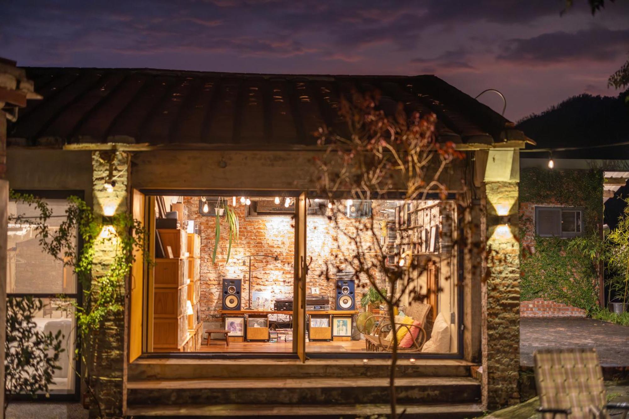 香蕉與黑膠 Yellow And Black Guest House Mei-nung エクステリア 写真